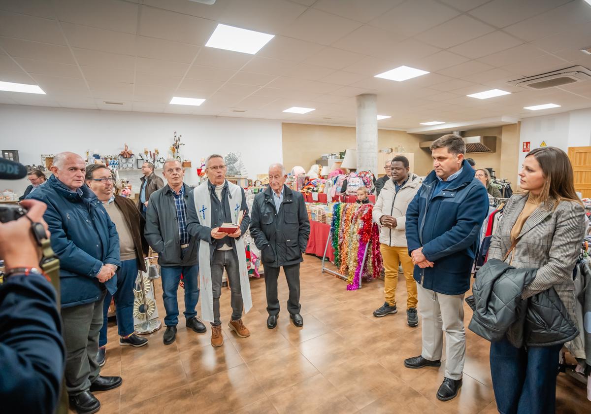 Un momento de la inauguración del rastrillo navideño en Roquetas.