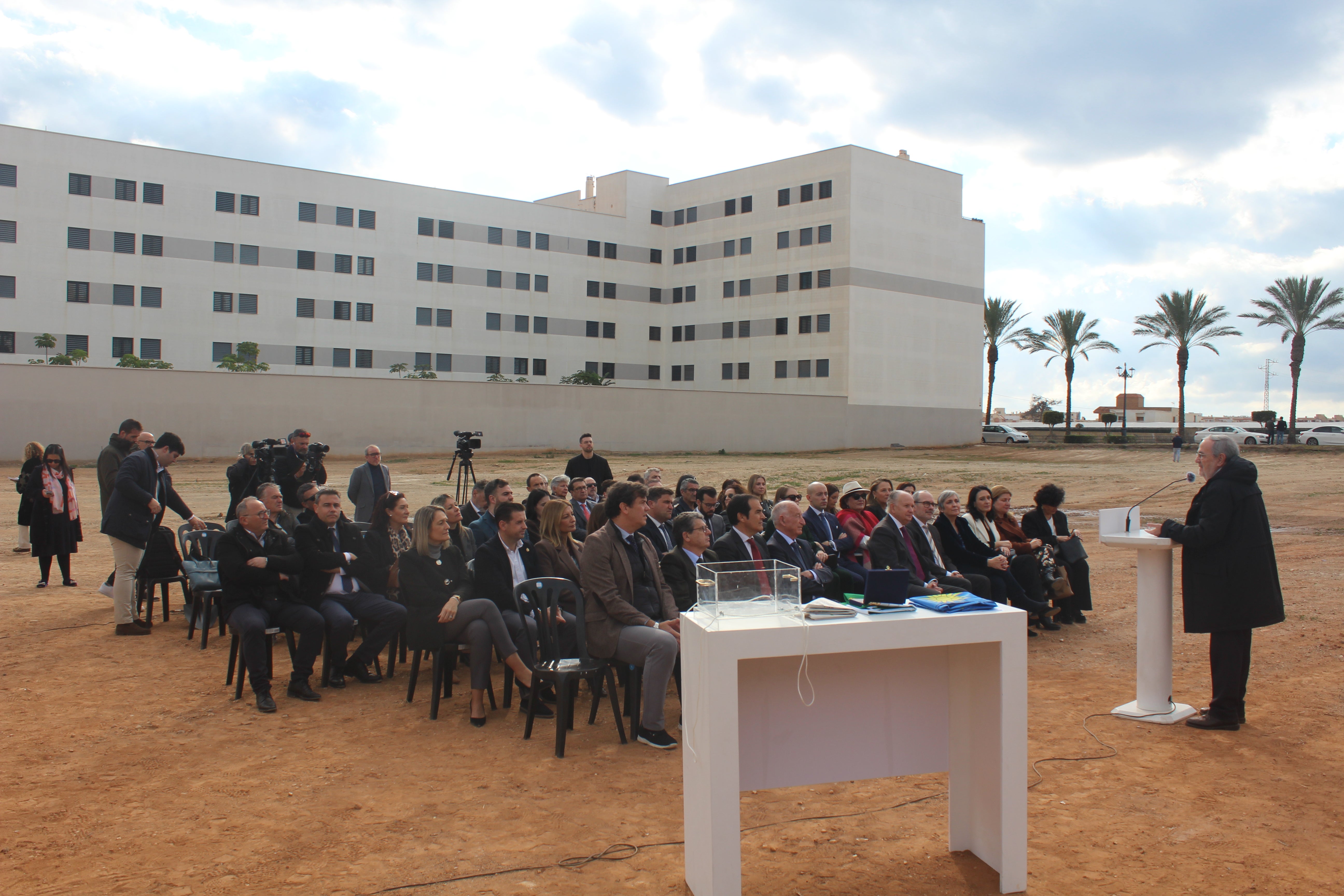 La primera piedra de la futura sede judicial de Roquetas, en imágenes