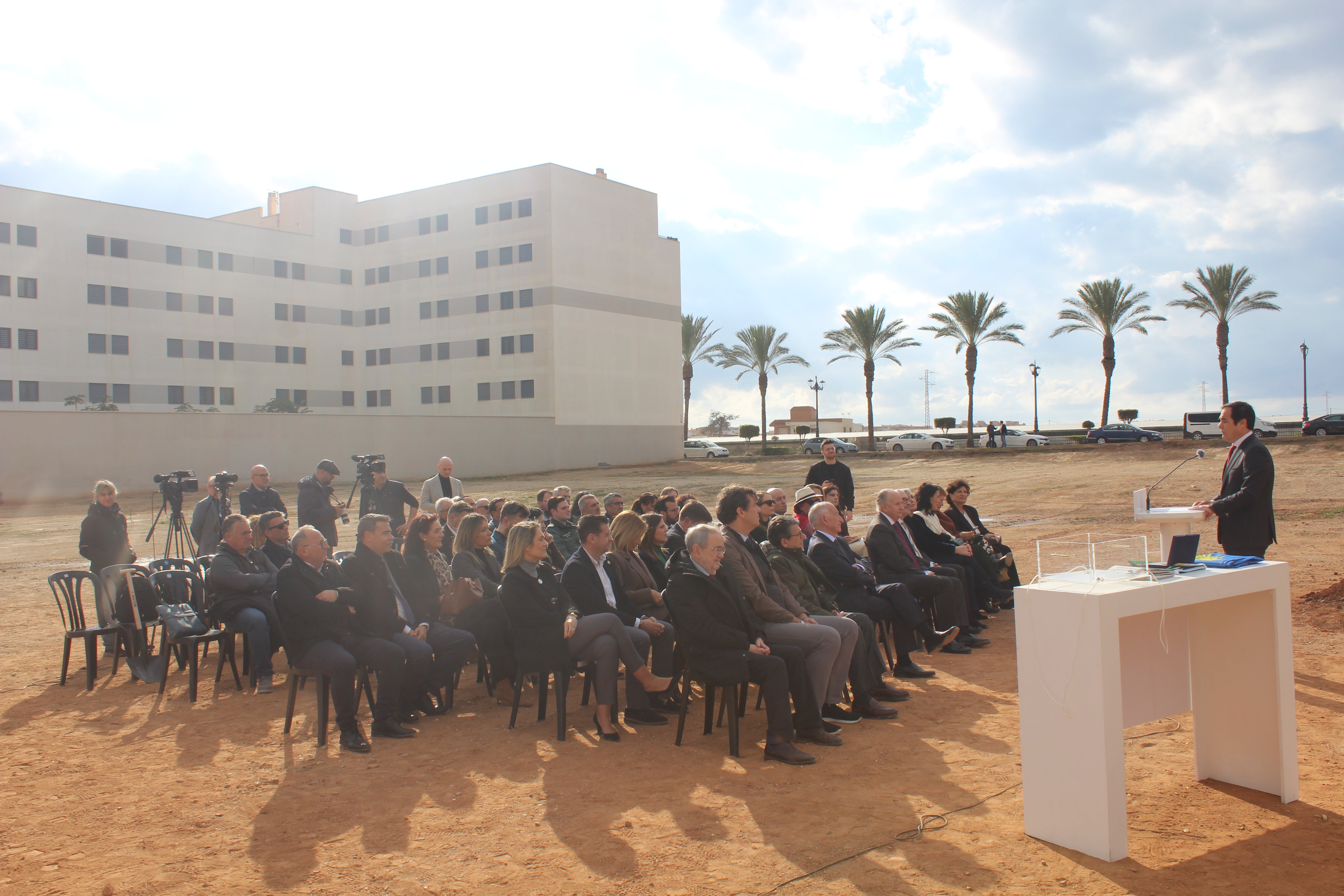 La primera piedra de la futura sede judicial de Roquetas, en imágenes