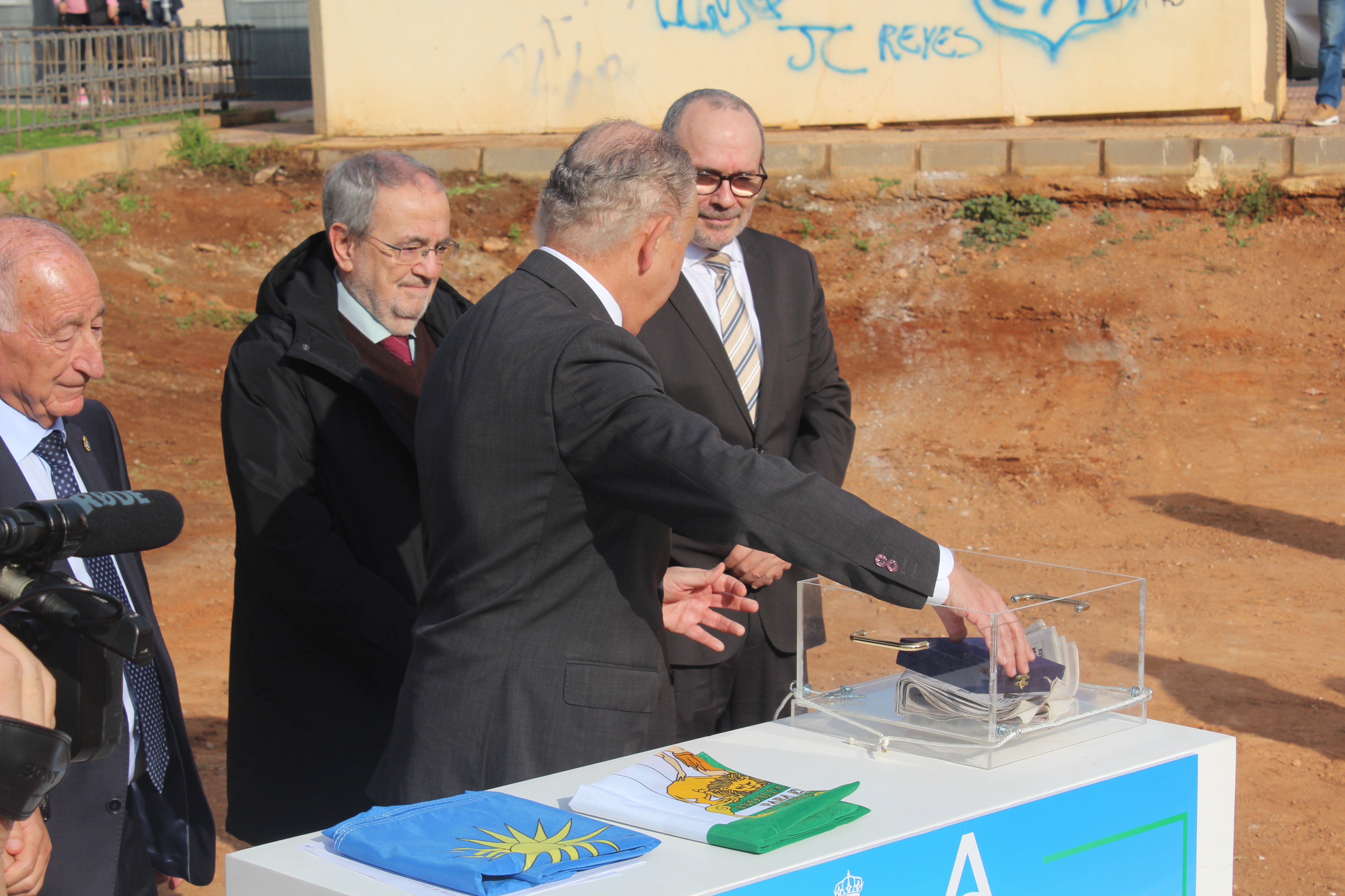 La primera piedra de la futura sede judicial de Roquetas, en imágenes