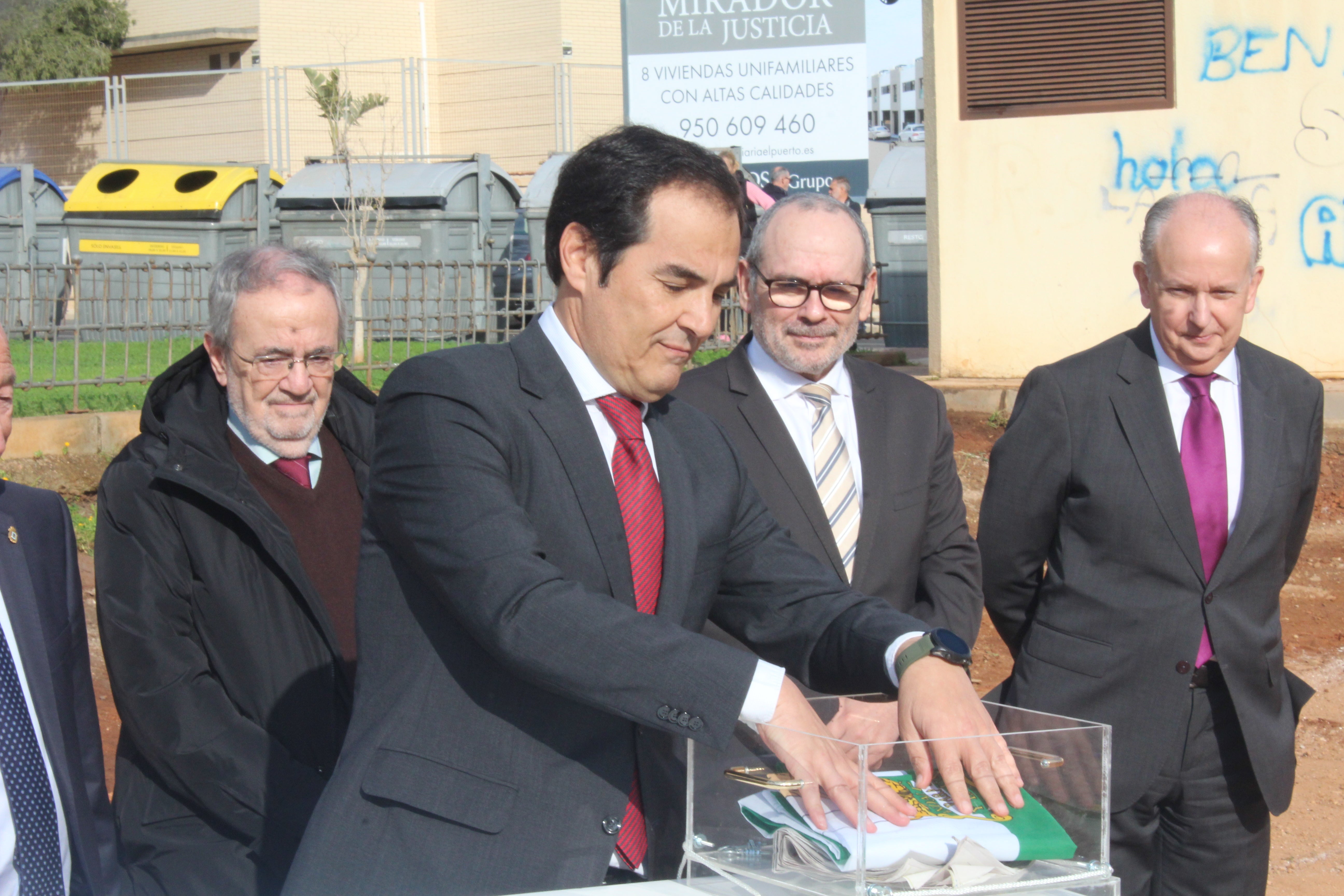 La primera piedra de la futura sede judicial de Roquetas, en imágenes