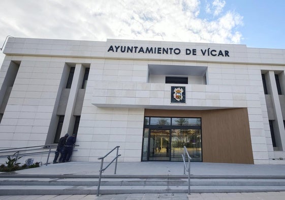 Así quedaba la nueva fachada del Consistorio, tras la finalización de diez meses de obras en Vícar.