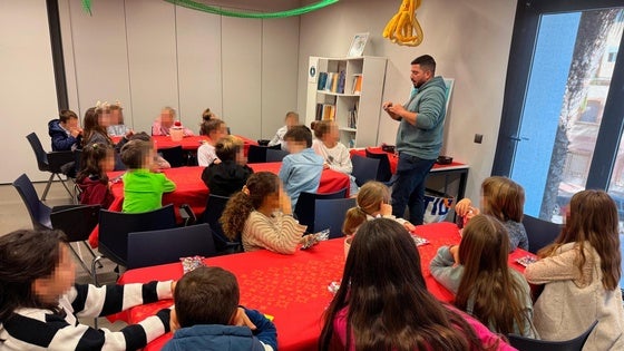 El Aula de Mar de Roquetas fomenta la creatividad y la ilusión con el taller 'Playmobil custom'