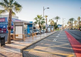 Una de las paradas de autobús que hay próximas al Centro Comercial Gran Plaza de Roquetas.