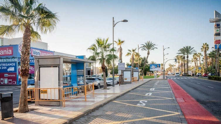 Finalizan los trabajos de adaptación de 20 paradas de autobús en Roquetas