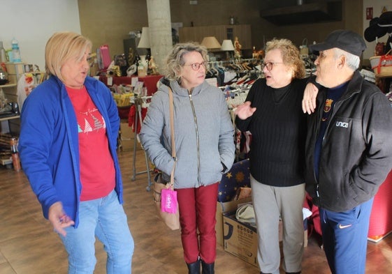 Ana, Eva, Trina y Manolo charlan en el Rastrillo de Navidad del Cristo del Mar.
