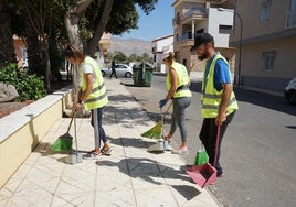 Varios trabajadores se encargan de limpiar una calle de Vícar.