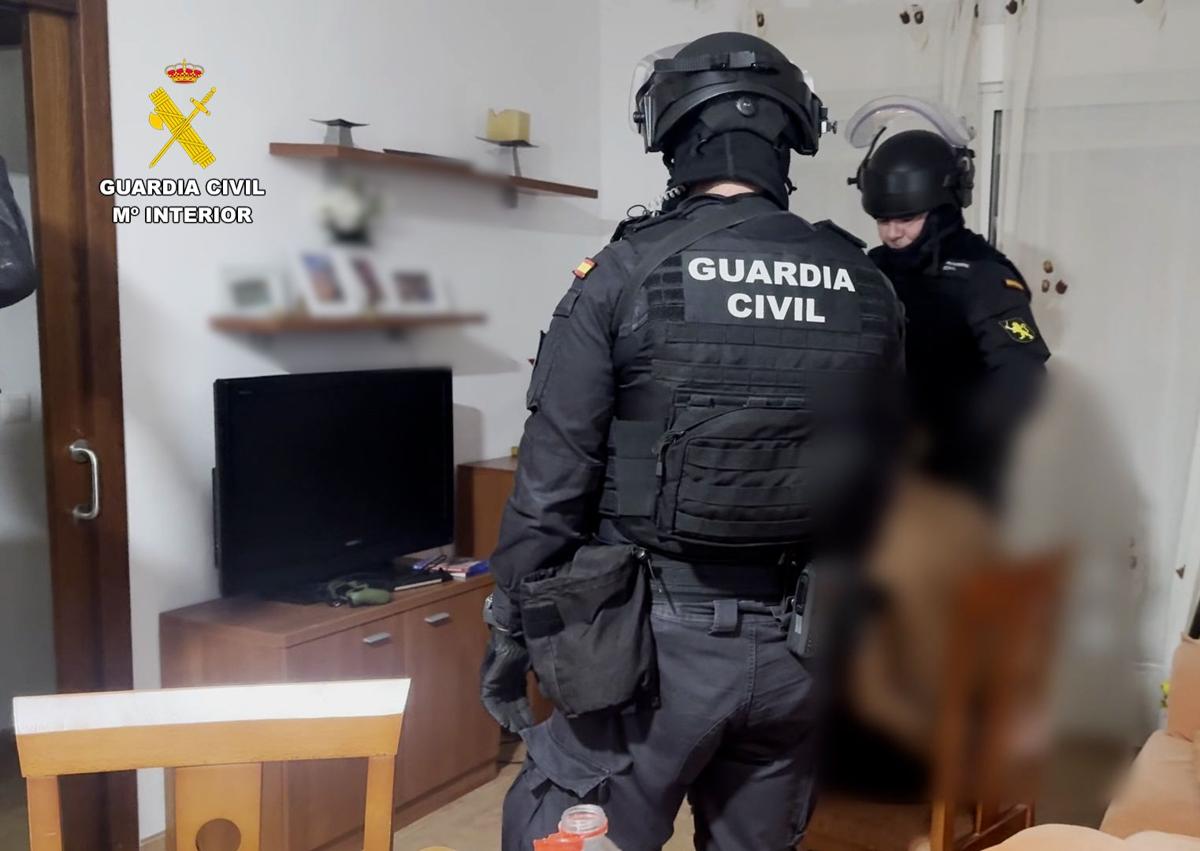 Imagen secundaria 1 - Liberan a seis víctimas de explotación sexual en Roquetas tras desarticular una red con ocho detenidos