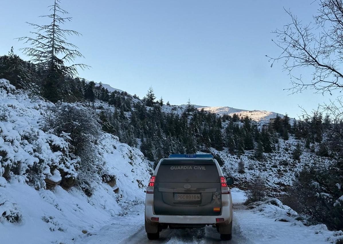 Imagen secundaria 1 - Auxilian a cuatro personas, entre ellas un menor, al averiarse un vehículo a 1.600 metros de altitud en Vícar