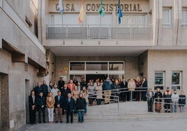 El Ayuntamiento de Roquetas realiza un minuto de silencio durante la mañana de este lunes.