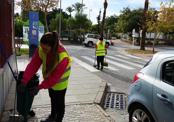 Trabajadoras realizan labores en el municipio vicario.