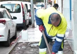Operarios municipales se encargan de realizar las labores pertinentes.