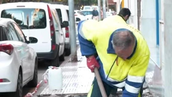 Roquetas repara el acerado del Paseo de los Baños