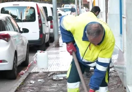 Operarios municipales se encargan de realizar las labores pertinentes.