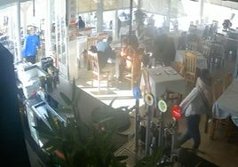 Imagen de una cámara de videovigilancia de un establecimiento en el que actuaron los arrestados.