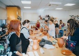 Uno de los momentos del moldeado de la cerámica en Roquetas.
