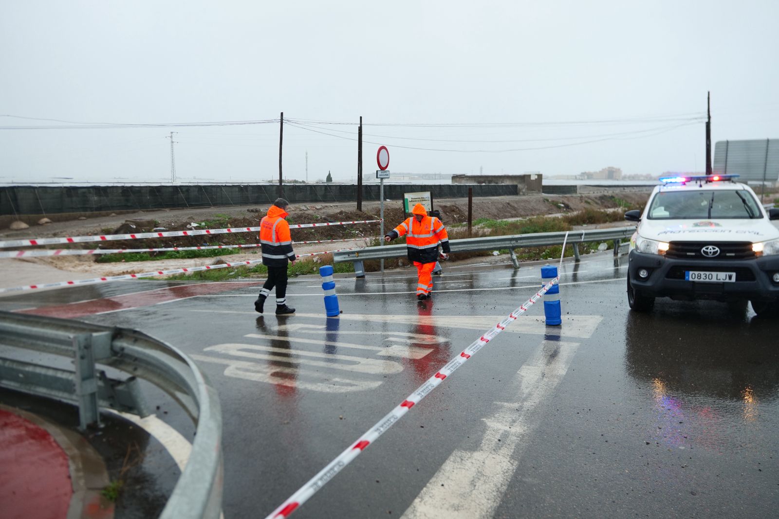 Servicios Municipales de Roquetas trabajan a pleno rendimiento durante el temporal, en imágenes