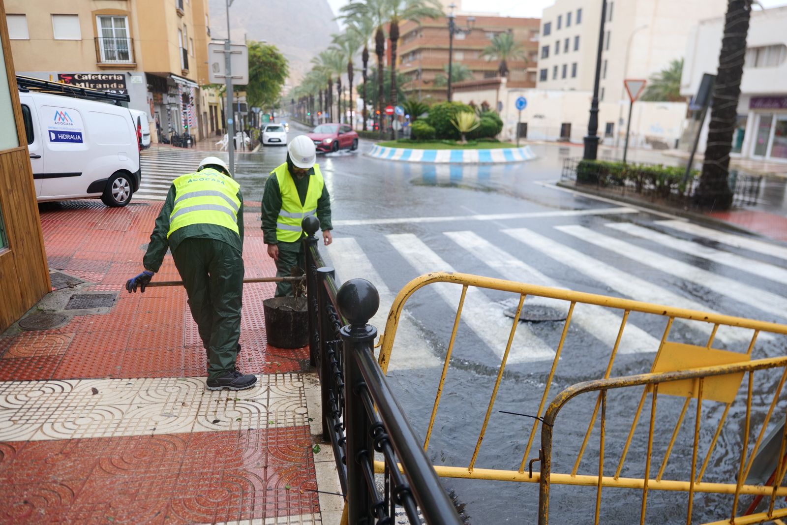 Servicios Municipales de Roquetas trabajan a pleno rendimiento durante el temporal, en imágenes