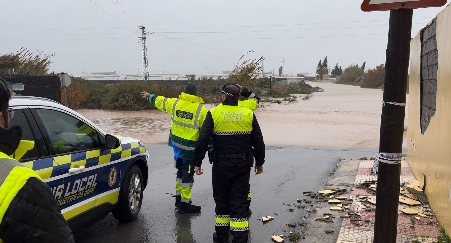 Servicios Municipales de Roquetas trabajan a pleno rendimiento durante el temporal, en imágenes