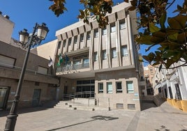 Fachada del Ayuntamiento de Roquetas de Mar.