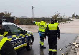Agentes de Policía Local de Roquetas supervisan una zona del municipio.