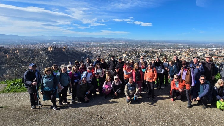 Senderistas de Vícar realizan un recorrido por el Albaicín y el Sacromonte