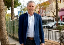 El portavoz del PP de Vícar posa para IDEAL en el Bulevar.