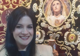 Begoña García posa para IDEAL en el interior de la sede de su cofradía.