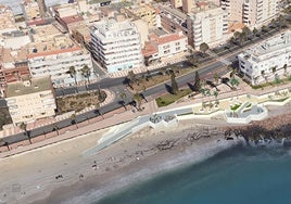 Imagen panorámica de la playa de la Bajadilla, ubicada en la localidad de Roquetas.