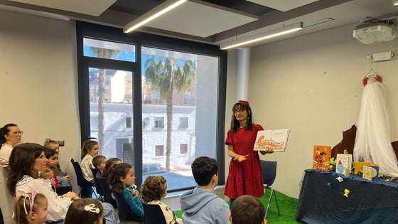 El Aula del Mar realiza un viaje familiar por el paisaje de Roquetas a través de seis cuentos