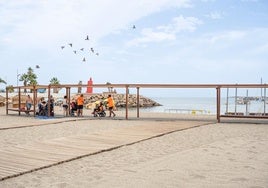 Imagen de pasarelas de madera en una de las playas del municipio.