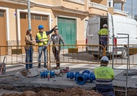 Los concejales Roció Sánchez Llamas y José Luis Sánchez Llamas supervisan las obras en la red.
