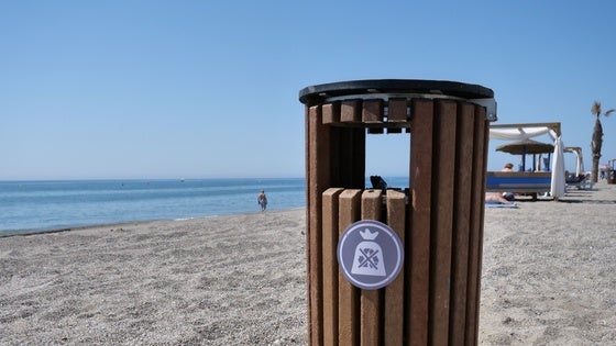 Roquetas incorpora más de 100 papeleras y 1.000 metros de pasarelas para reforzar playas
