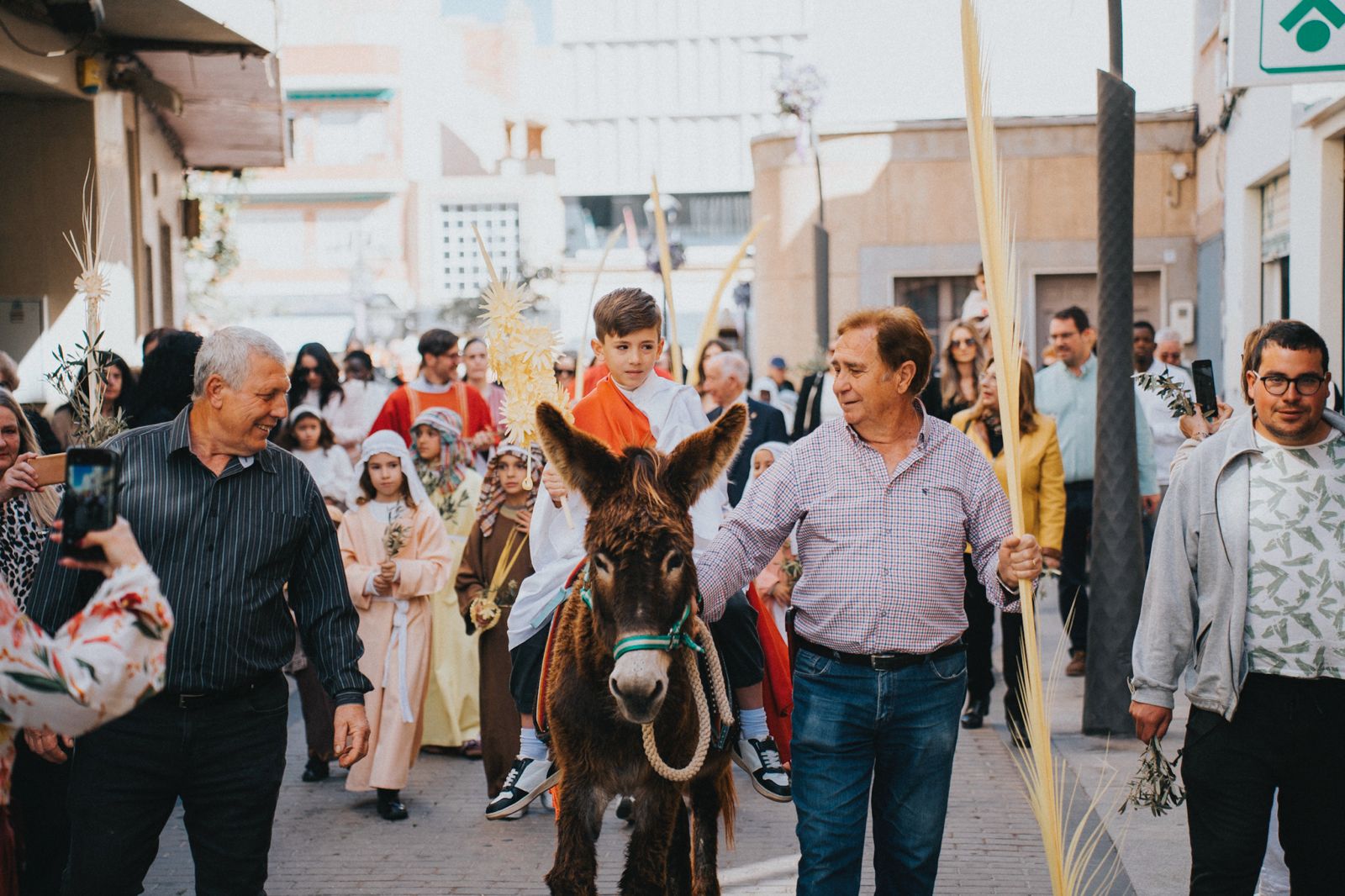 Roquetas ve pasar La Borriquita por sus calles