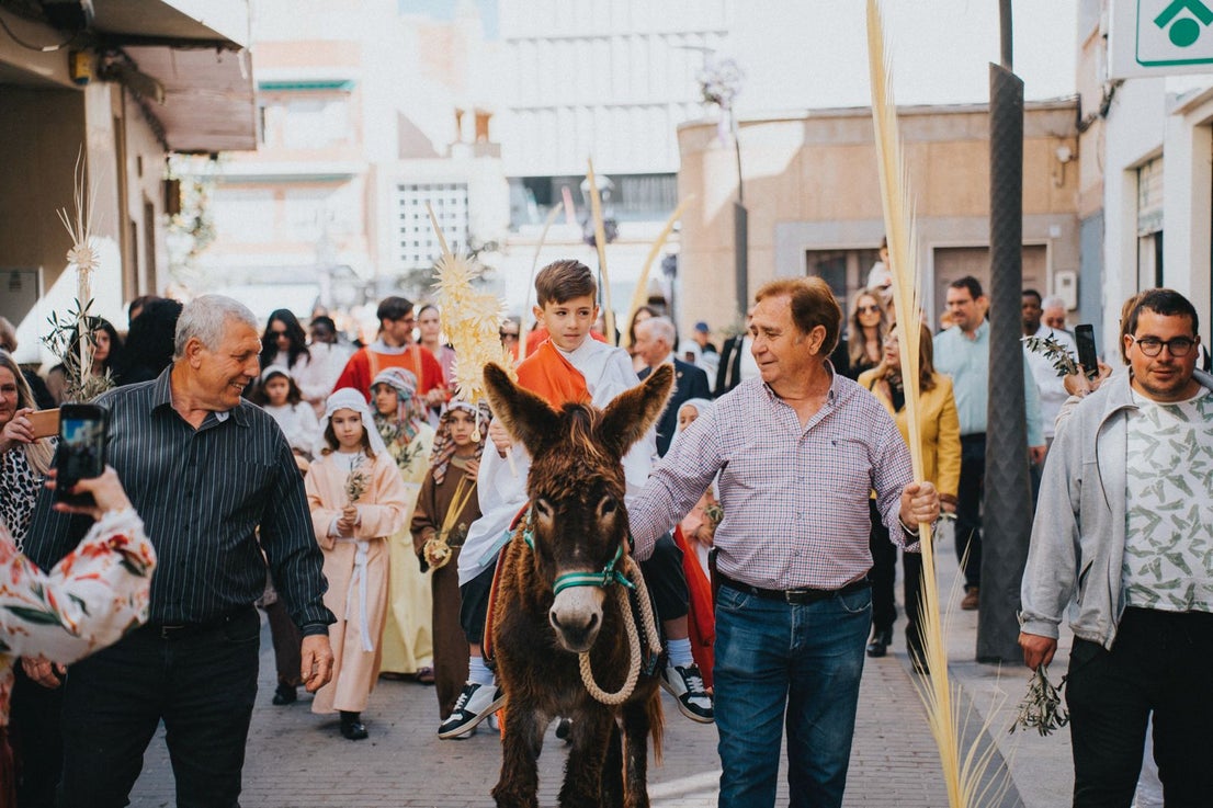 Roquetas ve pasar La Borriquita por sus calles