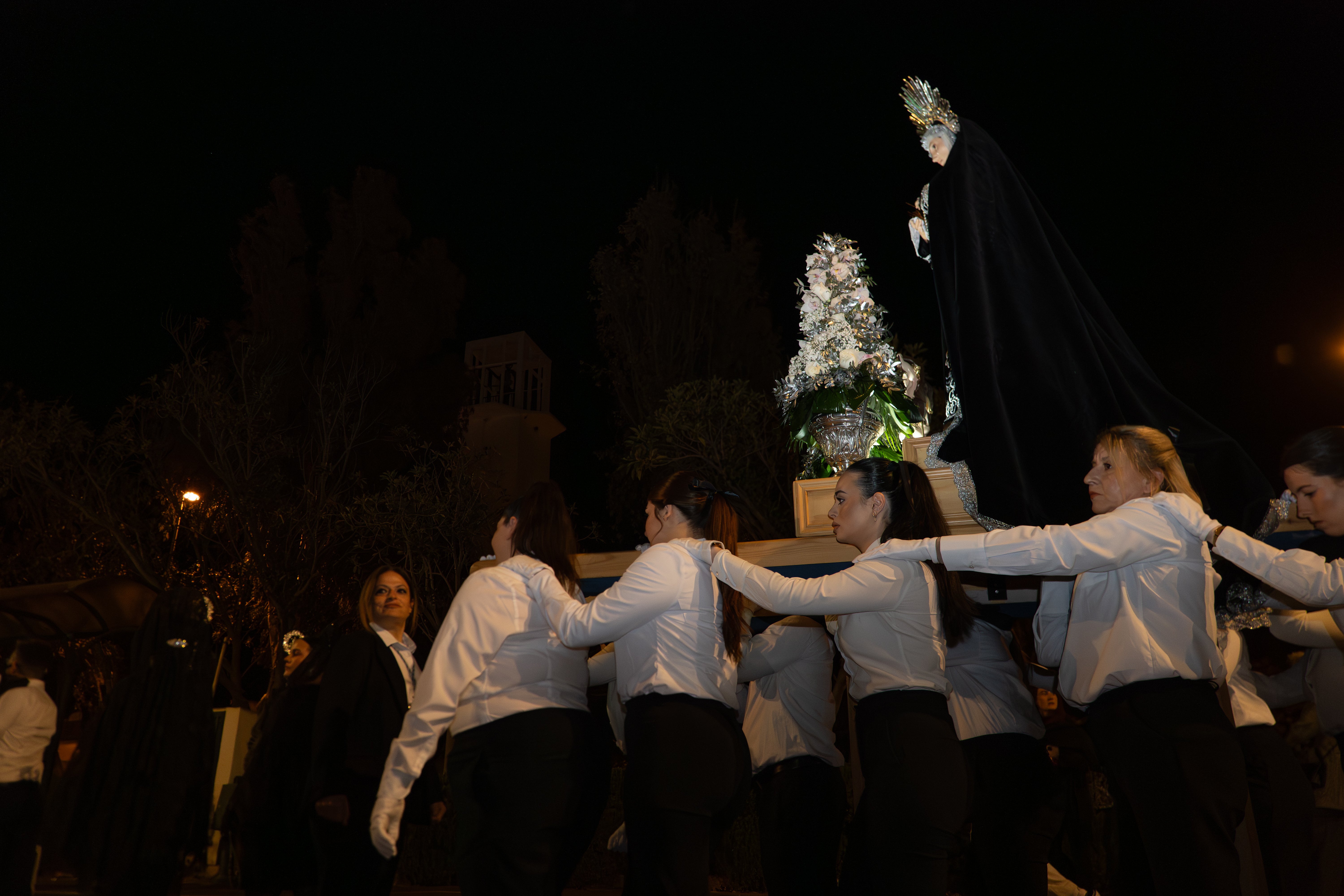 Roquetas se vuelca con el inicio de Semana Santa en El Solanillo