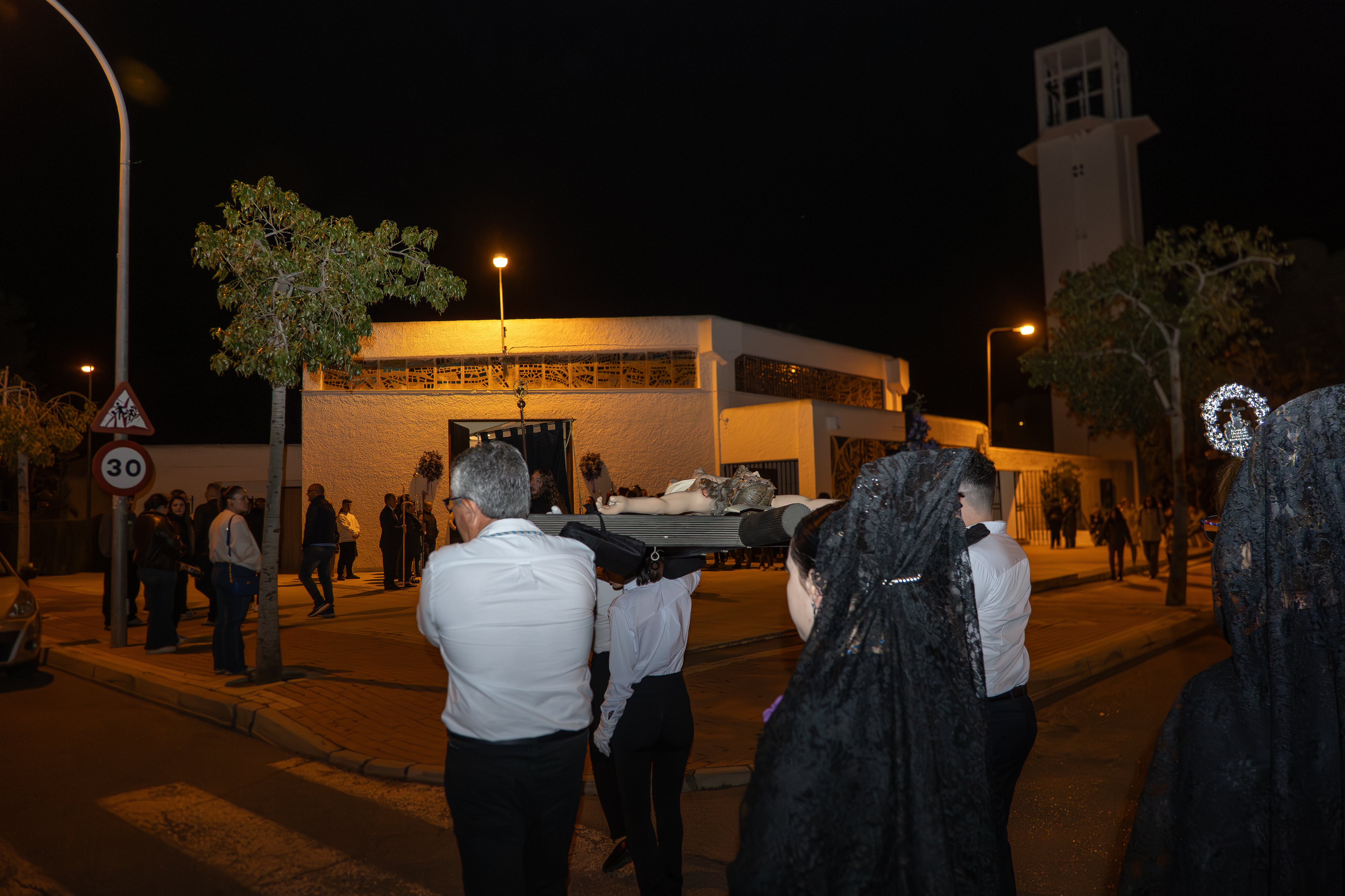 Roquetas se vuelca con el inicio de Semana Santa en El Solanillo