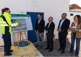 El consejero almeriense, Ramón Fernández-Pacheco visita junto al alcalde de Roquetas de Mar, Gabriel Amat, la red de abastecimiento.