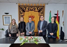 El alcalde de La Mojonera, tras la firma del convenio.