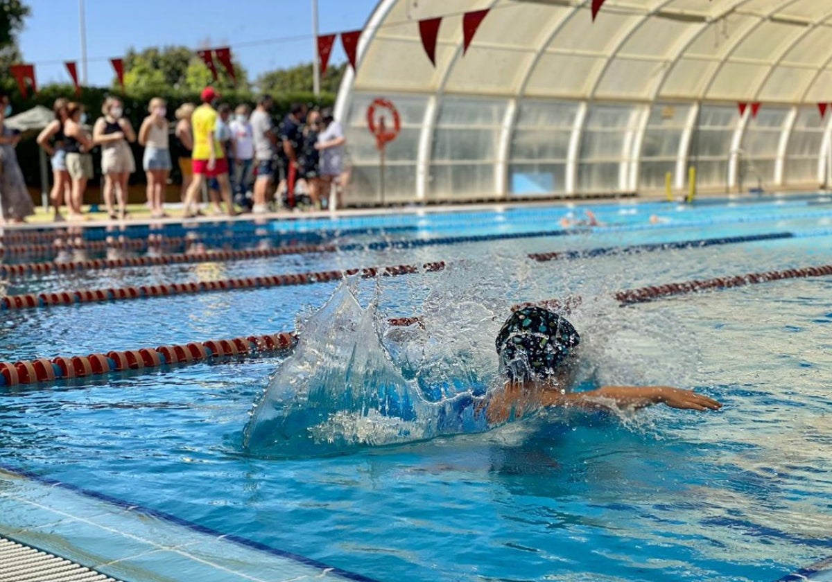 Un niño nadando en la Piscina Municipal de Vícar.