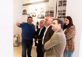 El presidente de la Diputación de Almería, José Antonio García Alcaina y el alcalde de Roquetas de Mar, Gabriel Amat, visitaron la exposición.