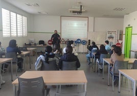 Escolares prestan atención a la temática.