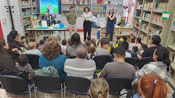 Alumnos de Los Jazmines disfrutan de una tarde de fantasía con Elsa y Emo en la Biblioteca de La Gangosa
