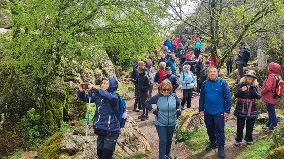 Senderistas vicarios visitan el paisaje kárstico del Torcal de Antequera