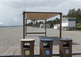 Las playas de Roquetas incorporaron nuevas papeleras y zonas de sombra para vecinos y visitantes.