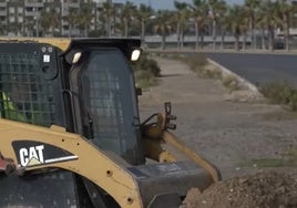 Un vehículo se encarga de diversas labores en el municipio.