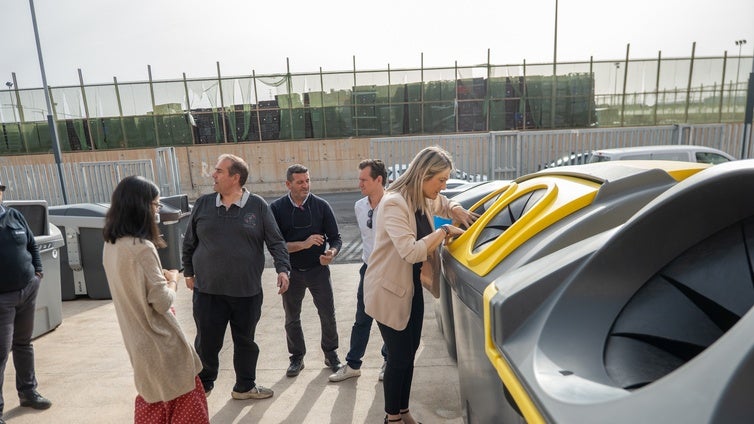 Inician la renovación del 5% del parque de contenedores de Roquetas