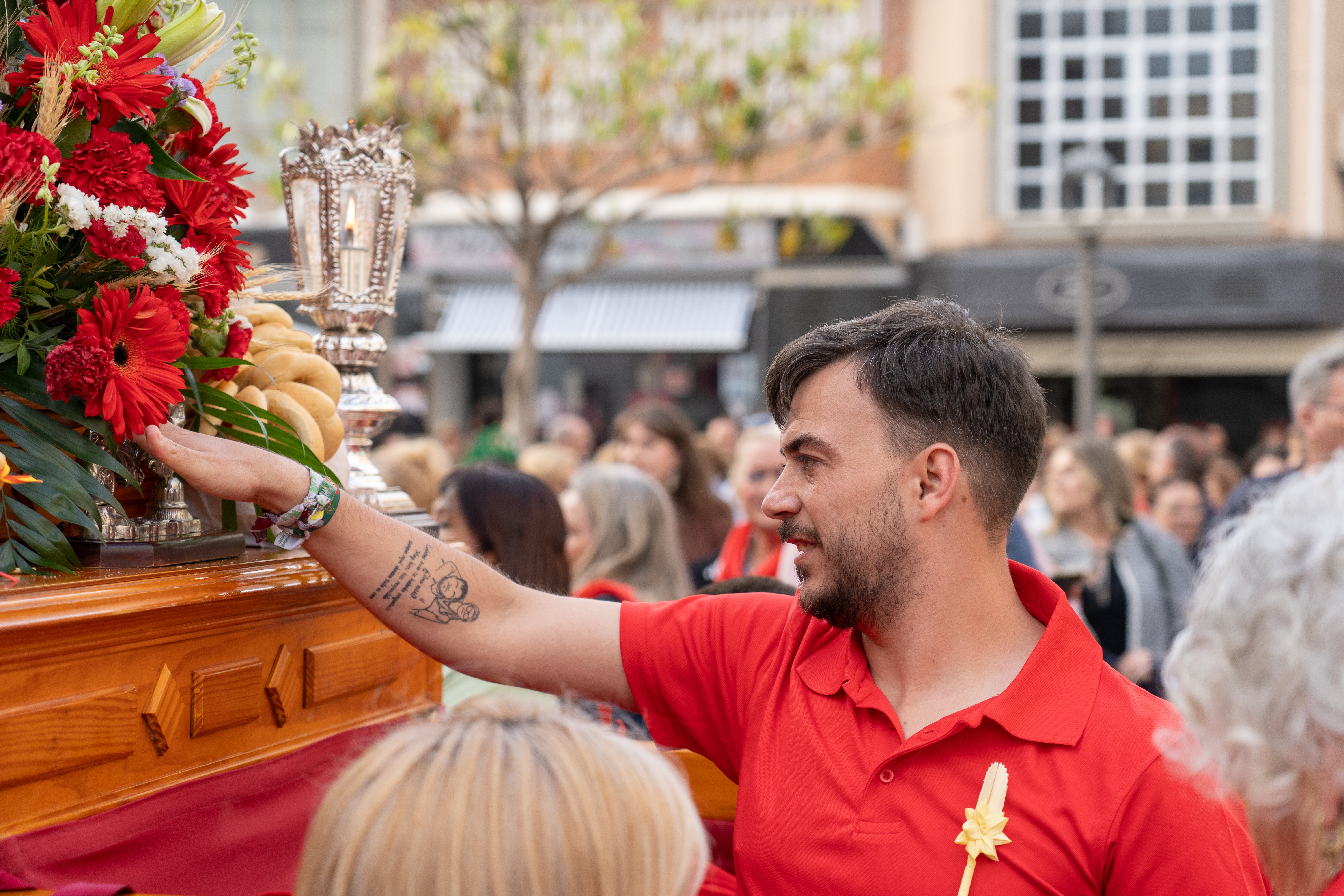 San Marcos recorre en procesión las principales calles de Roquetas, en imágenes