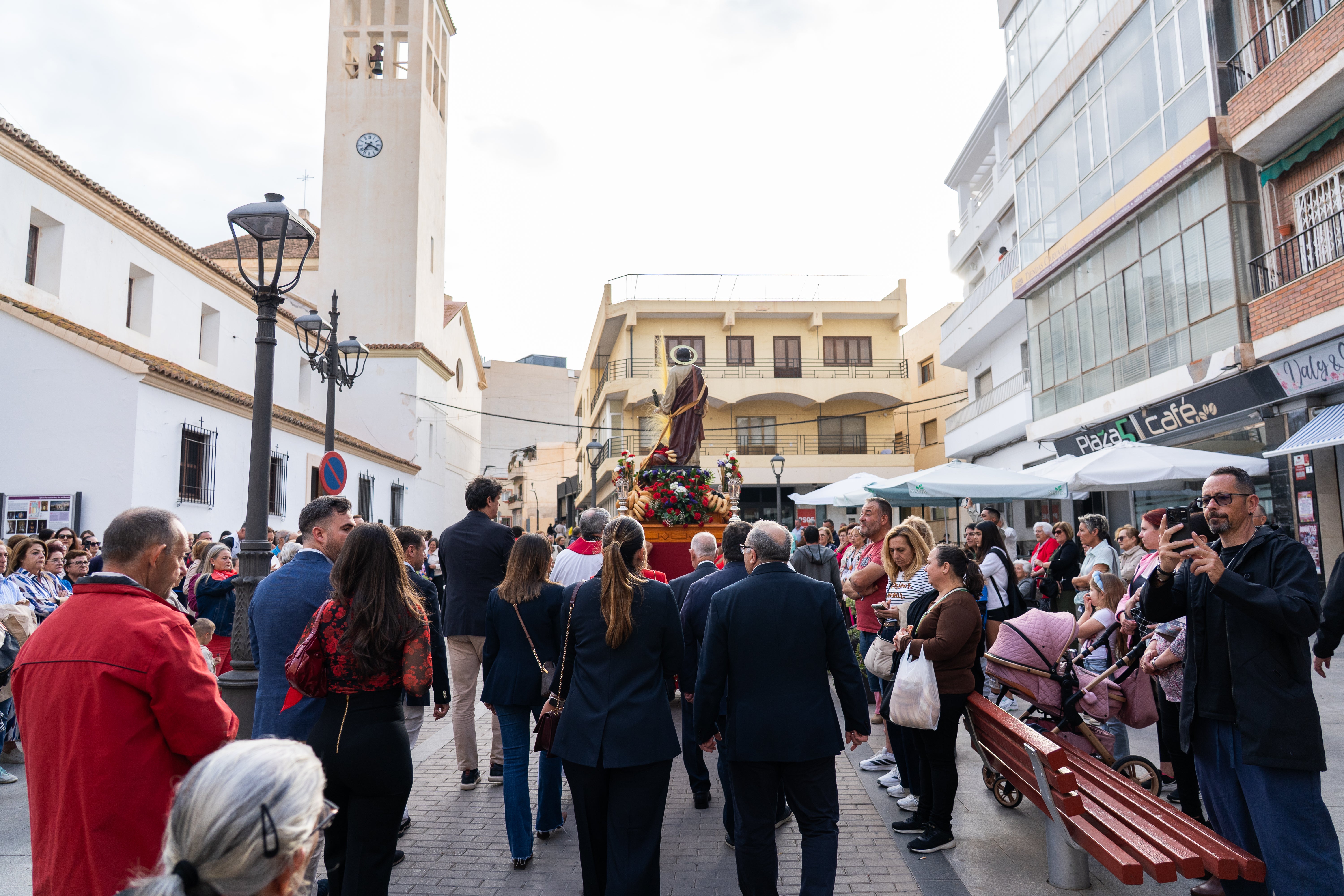 San Marcos recorre en procesión las principales calles de Roquetas, en imágenes