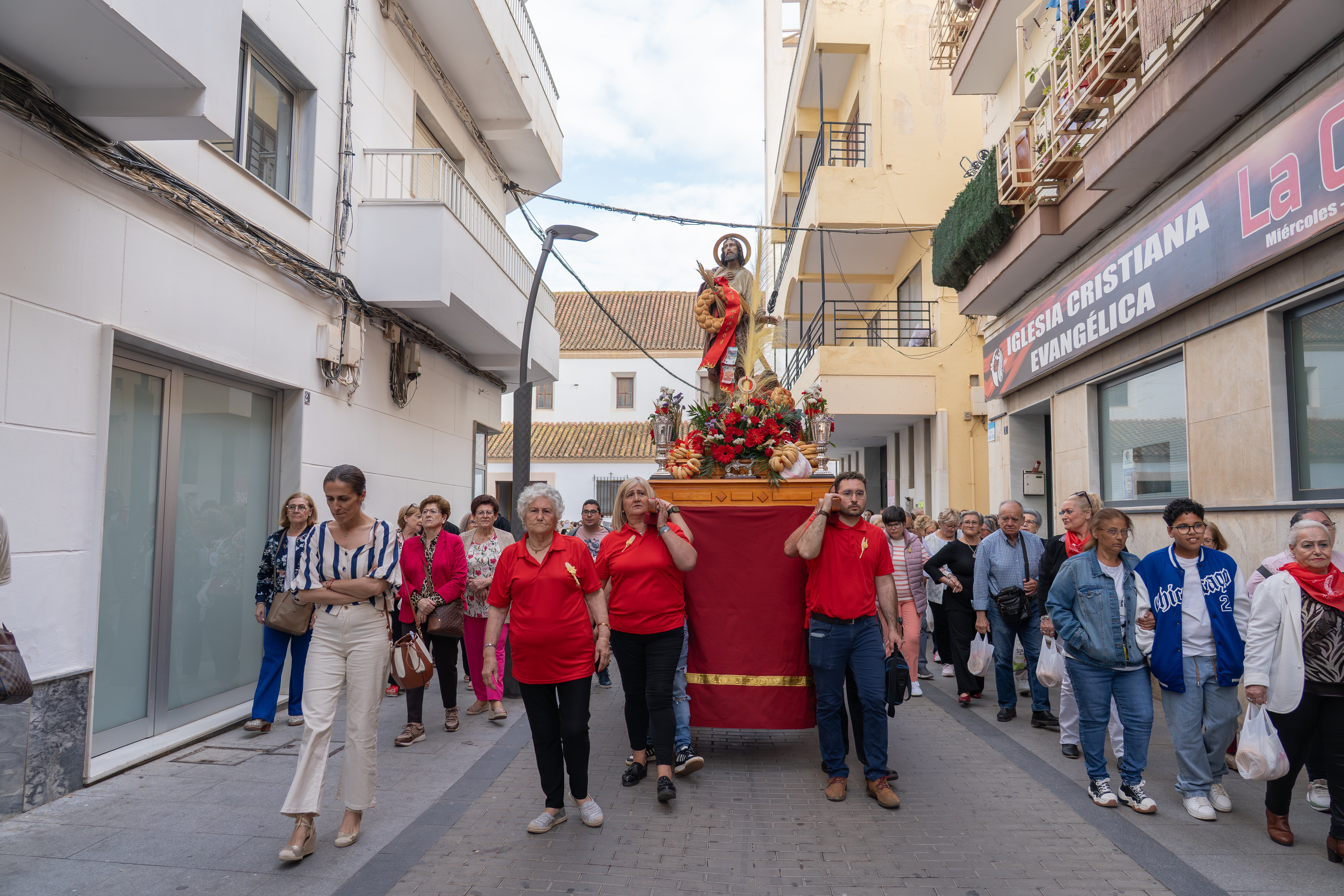 San Marcos recorre en procesión las principales calles de Roquetas, en imágenes